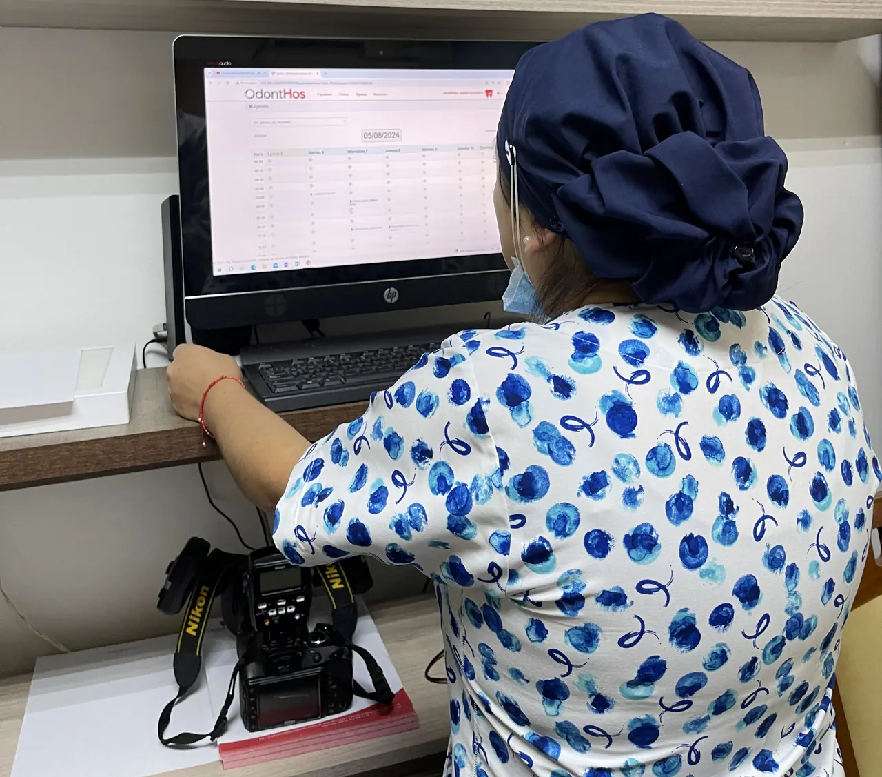 Recepción de ODONTHOS, con la agenda de citas del hospital en pantalla