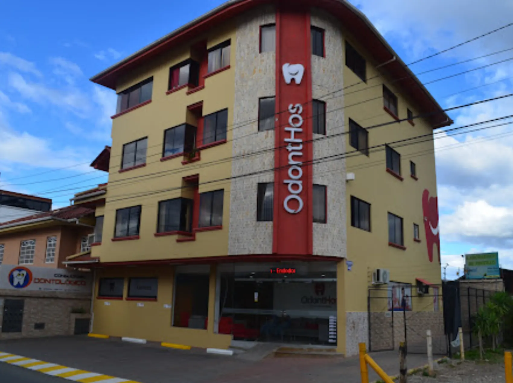 Edificio de ODONTHOS en la avenida 10 de Agosto de Cuenca, con el rótulo vertical en la esquina